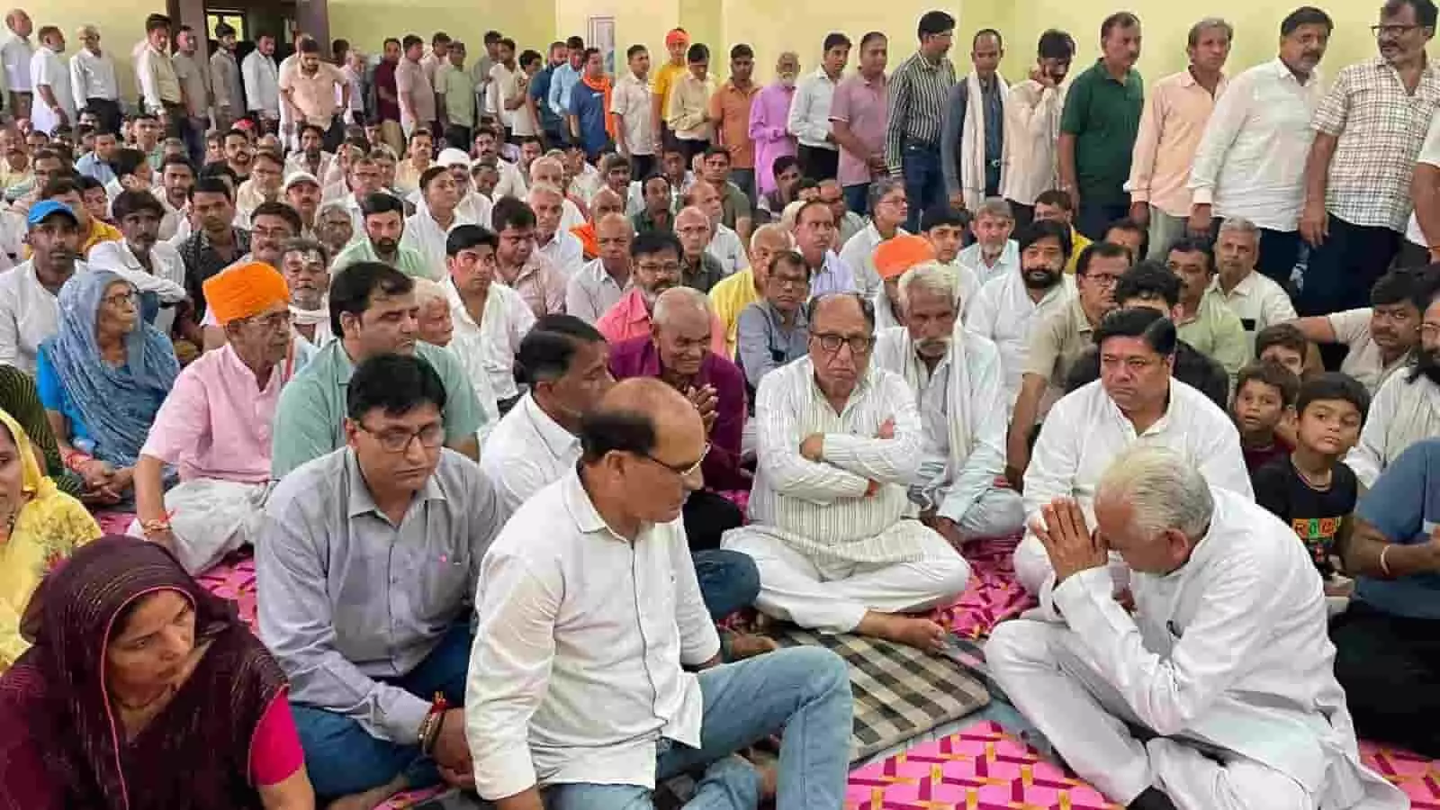 रामशाला में आयोजित श्रद्धांजलि सभा में बैठे लोग और नेता नजर आ रहे हैं। रामशाला में आयोजित श्रद्धांजलि सभा में बैठे लोग और नेता नजर आ रहे हैं।