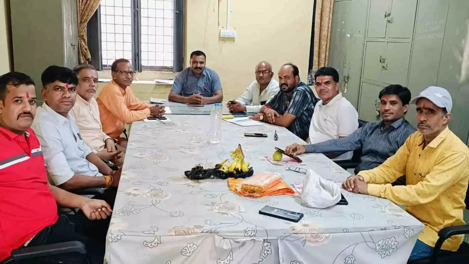 तस्वीर में राजकीय उच्च माध्यमिक विद्यालय बड़ीसादड़ी के कमरे में बैठक करते महासंघ के पदाधिकारी दिख रहे हैं। तस्वीर में राजकीय उच्च माध्यमिक विद्यालय बड़ीसादड़ी के कमरे में बैठक करते महासंघ के पदाधिकारी दिख रहे हैं।
