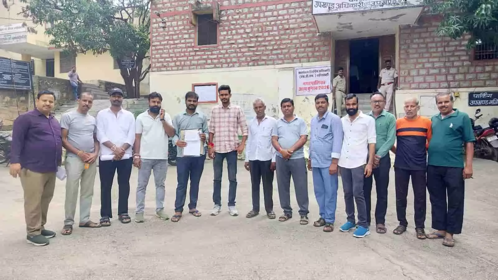बड़ीसादड़ी उपखण्ड कार्यालय के बाहर नामांकन प्रक्रिया के दौरान खड़े प्रत्याशी और समर्थक। बड़ीसादड़ी उपखण्ड कार्यालय के बाहर नामांकन प्रक्रिया के दौरान खड़े प्रत्याशी और समर्थक।