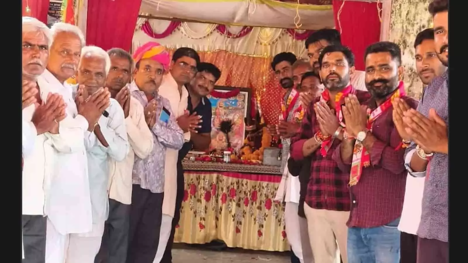 बड़ीसादड़ी में राम रसोड़े के शुभारंभ पर बाबा रामदेव की तस्वीर के सामने खड़े ग्रामीण। बड़ीसादड़ी में राम रसोड़े के शुभारंभ पर बाबा रामदेव की तस्वीर के सामने खड़े ग्रामीण।