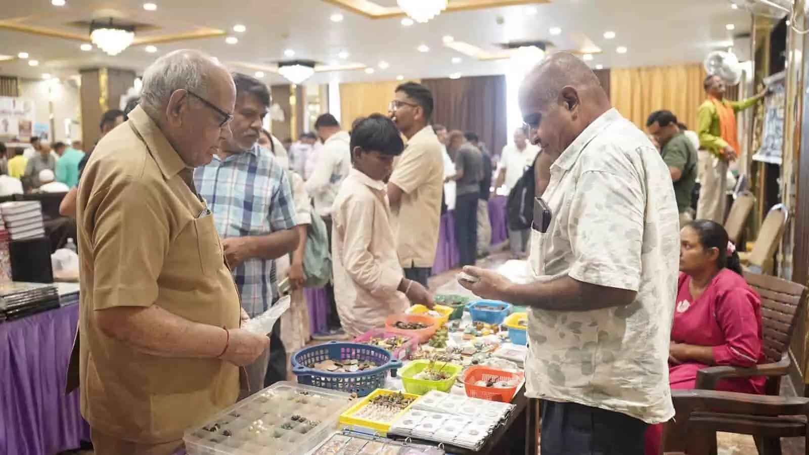 कोटा में आयोजित राष्ट्रीय प्रदर्शनी के स्टॉल पर प्राचीन सिक्के और वस्तुएं देख रहे लोग। कोटा में आयोजित राष्ट्रीय प्रदर्शनी के स्टॉल पर प्राचीन सिक्के और वस्तुएं देख रहे लोग।