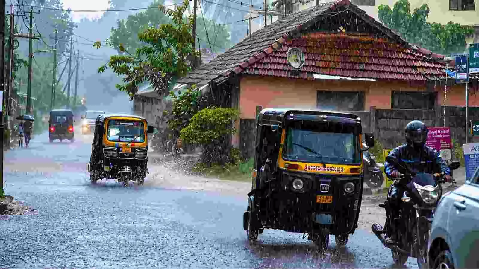 दक्षिण भारत में हल्की बारिश के बीच सड़क पर वाहन चलाते लोग मानसून की धीमी चाल के संदर्भ में। दक्षिण भारत में हल्की बारिश के बीच सड़क पर वाहन चलाते लोग मानसून की धीमी चाल के संदर्भ में।