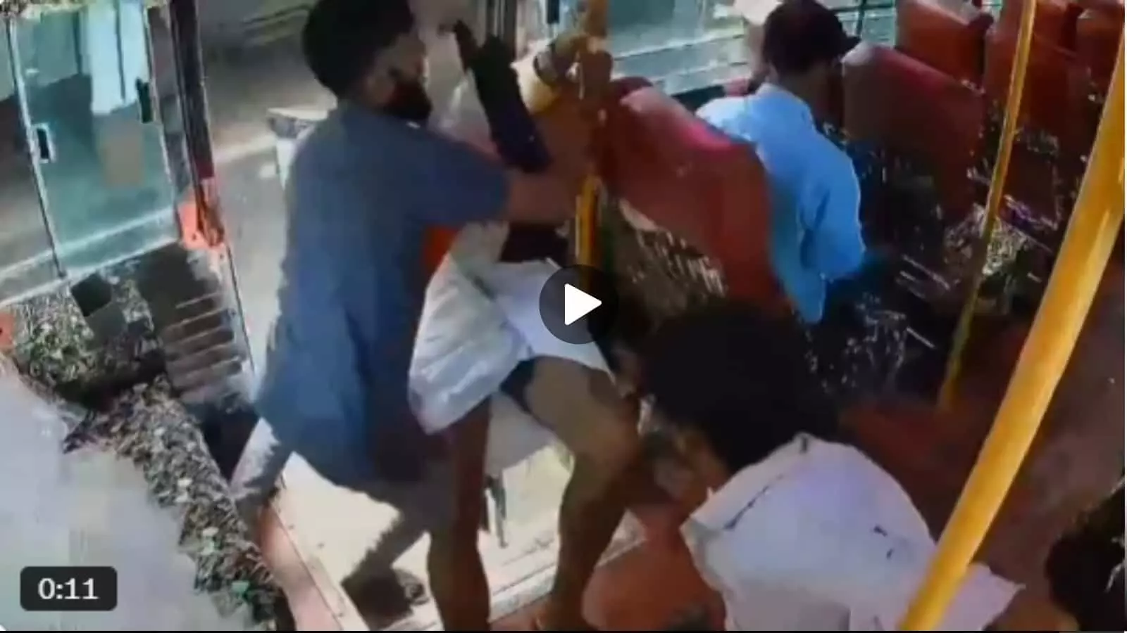तस्वीर में केरल के कन्नूर में बस क्लीनर द्वारा संतुलन खो चुके बुजुर्ग यात्री को बचाया जा रहा है। तस्वीर में केरल के कन्नूर में बस क्लीनर द्वारा संतुलन खो चुके बुजुर्ग यात्री को बचाया जा रहा है।