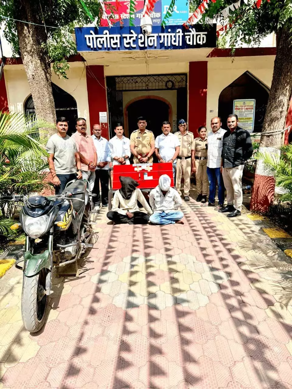 लातूर में ट्रक चालक से लूट के मामले में पुलिस हिरासत में खड़े दो आरोपी। लातूर में ट्रक चालक से लूट के मामले में पुलिस हिरासत में खड़े दो आरोपी।