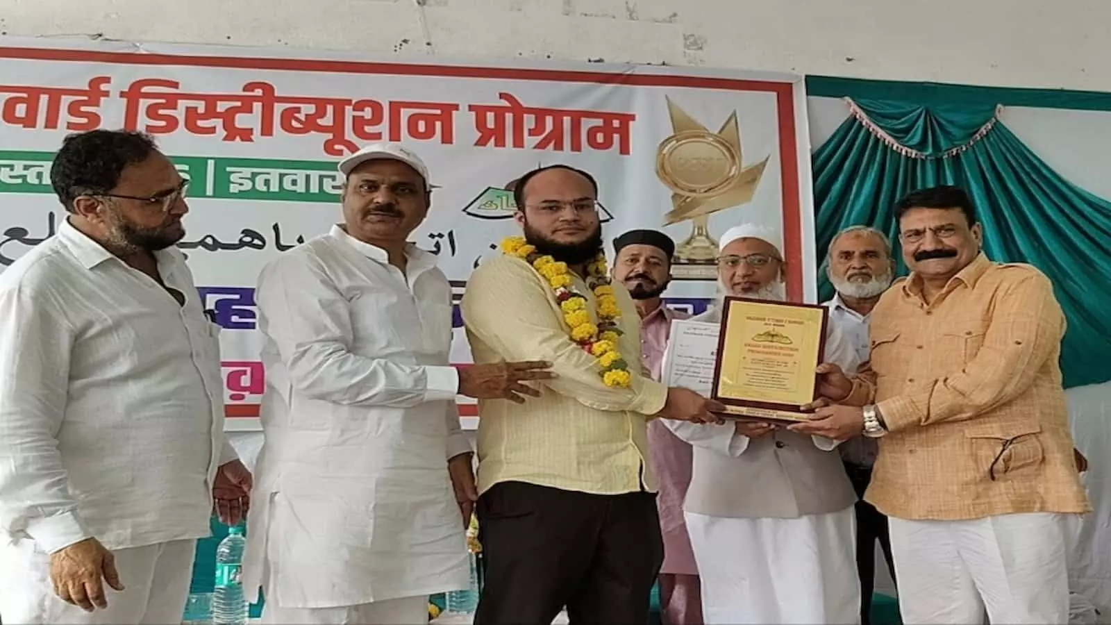 बारां में आयोजित सम्मान समारोह के दौरान मंच पर पुरस्कार प्राप्त करते मेधावी विद्यार्थी और अतिथि। बारां में आयोजित सम्मान समारोह के दौरान मंच पर पुरस्कार प्राप्त करते मेधावी विद्यार्थी और अतिथि।
