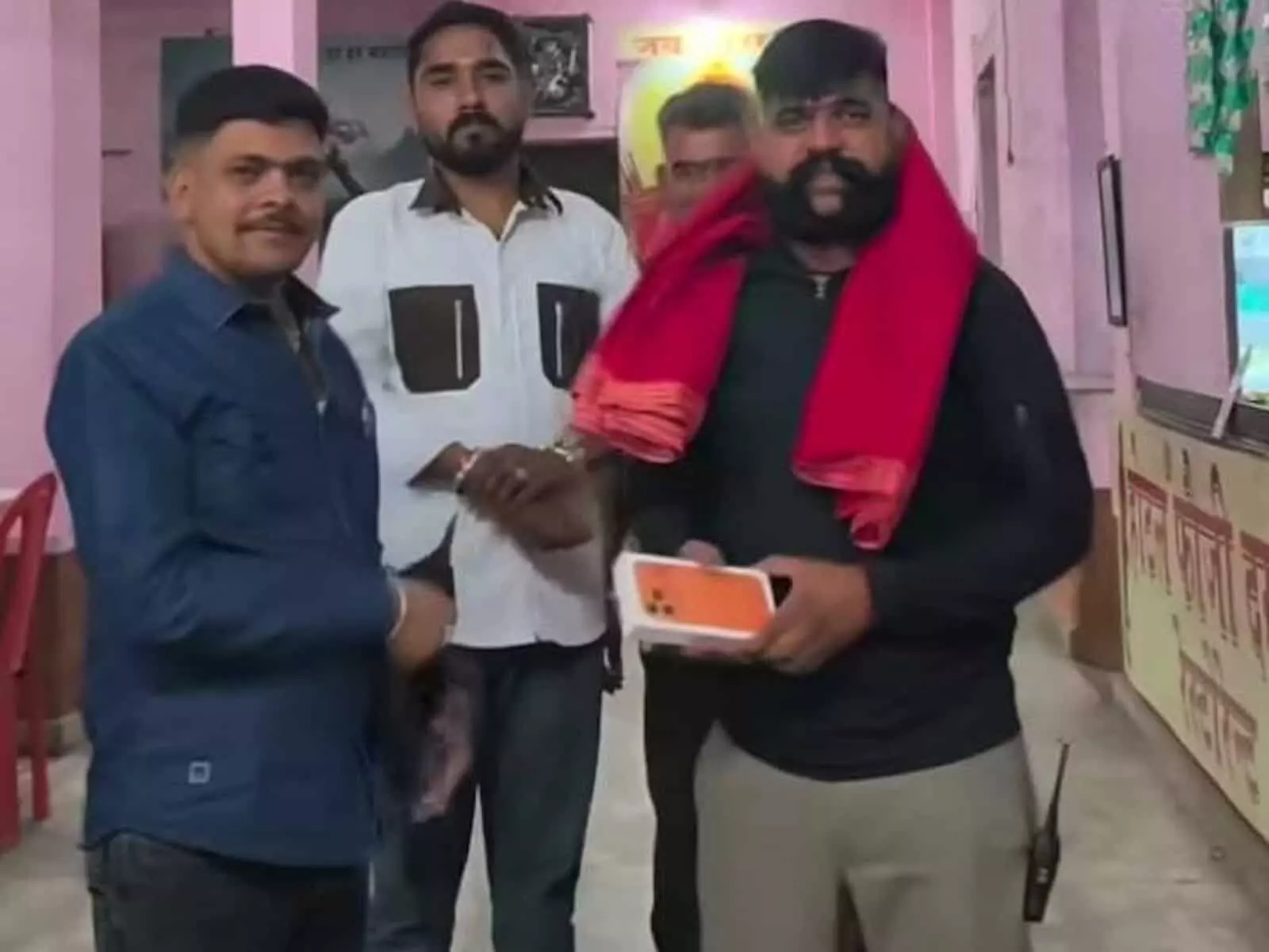 तस्वीर में कपिल पालीवाल गोगुंदा में फौजी बलदेव सिंह को मोबाइल फोन का डिब्बा भेंट करते हुए दिख रहे हैं। तस्वीर में कपिल पालीवाल गोगुंदा में फौजी बलदेव सिंह को मोबाइल फोन का डिब्बा भेंट करते हुए दिख रहे हैं।