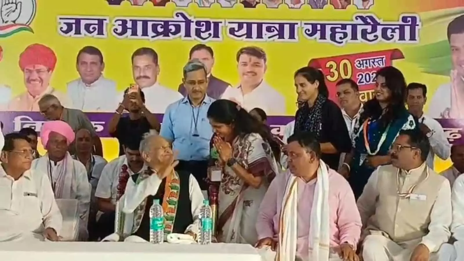 प्रतापगढ़ में जन आक्रोश महारैली के मंच से जनसभा को संबोधित करते पूर्व मुख्यमंत्री अशोक गहलोत प्रतापगढ़ में जन आक्रोश महारैली के मंच से जनसभा को संबोधित करते पूर्व मुख्यमंत्री अशोक गहलोत