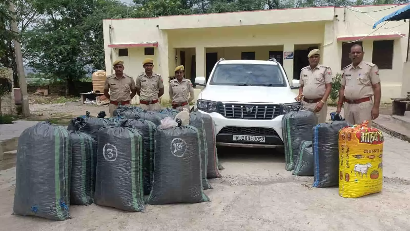 तस्वीर में राजस्थान पुलिस के जवान चित्तौड़गढ़ में जब्त अवैध मादक पदार्थों और स्कॉर्पियो के पास खड़े हैं। तस्वीर में राजस्थान पुलिस के जवान चित्तौड़गढ़ में जब्त अवैध मादक पदार्थों और स्कॉर्पियो के पास खड़े हैं।