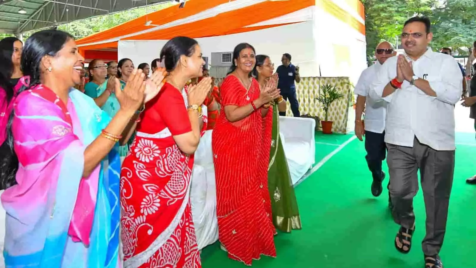 तस्वीर में हाथ जोड़कर महिलाओं का अभिवादन करते मुख्यमंत्री भजनलाल शर्मा जयपुर स्थित मुख्यमंत्री आवास परिसर में दिख रहे हैं। तस्वीर में हाथ जोड़कर महिलाओं का अभिवादन करते मुख्यमंत्री भजनलाल शर्मा जयपुर स्थित मुख्यमंत्री आवास परिसर में दिख रहे हैं।