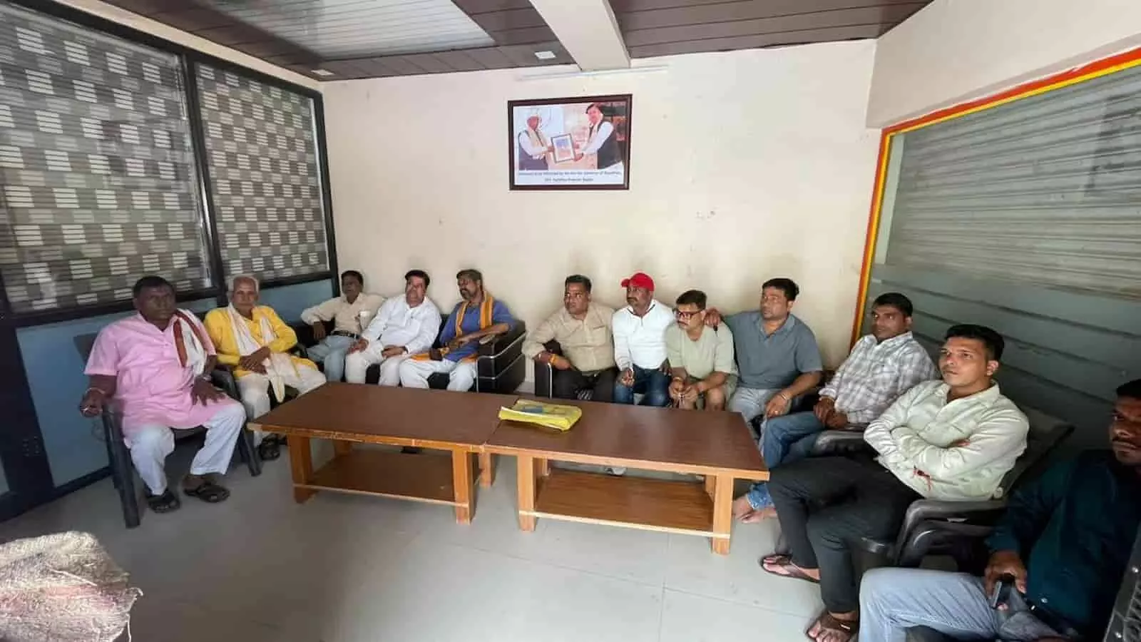 गंगापुर सिटी के एक कमरे में मेज के चारों ओर बैठकर मन की बात सुनते भाजपा पदाधिकारी। गंगापुर सिटी के एक कमरे में मेज के चारों ओर बैठकर मन की बात सुनते भाजपा पदाधिकारी।