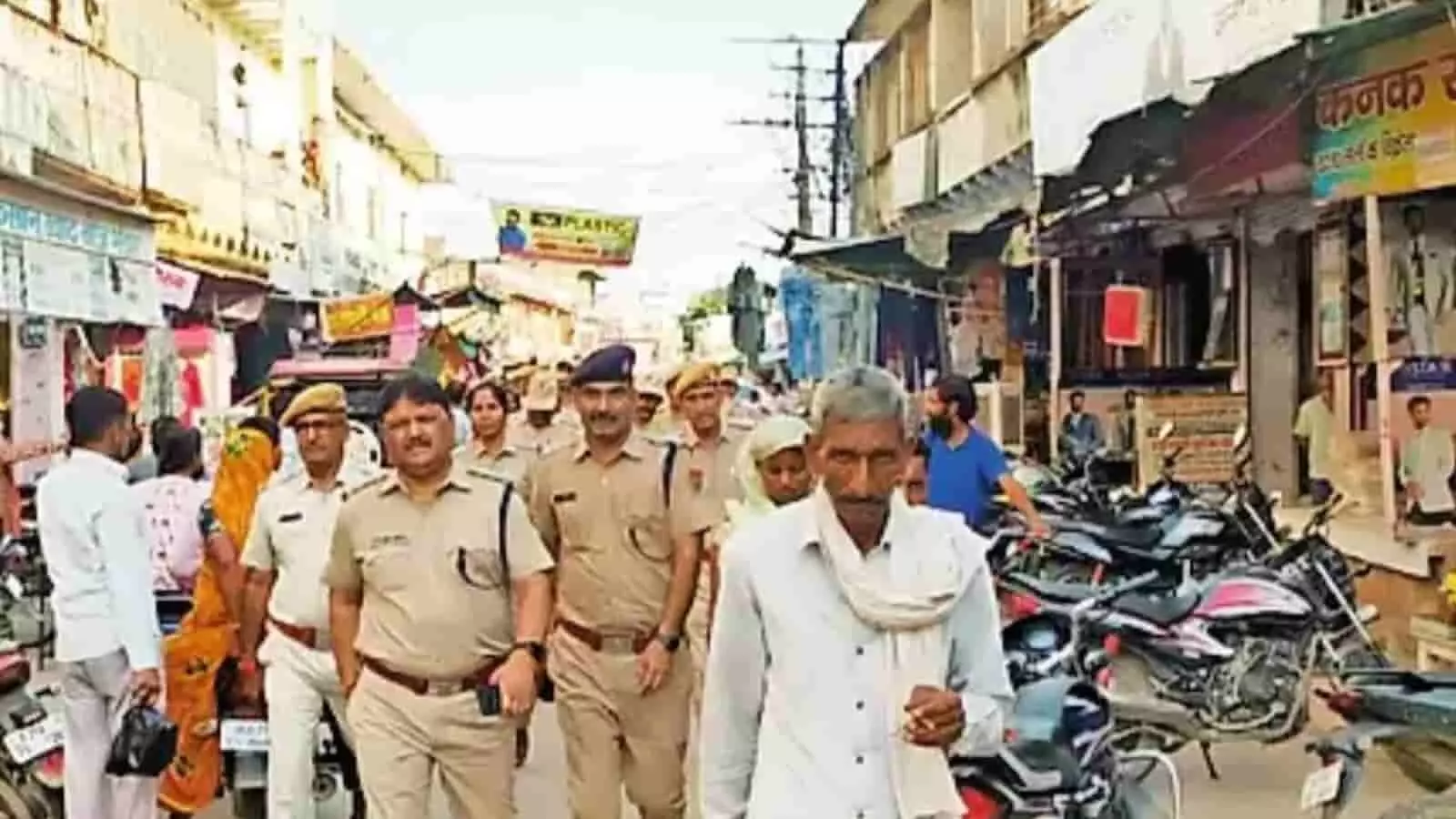 तस्वीर में पुलिस अधिकारी और जवान गंगापुर सिटी के बाजार में शांतिपूर्ण चुनाव के लिए फ्लैग मार्च करते हुए। तस्वीर में पुलिस अधिकारी और जवान गंगापुर सिटी के बाजार में शांतिपूर्ण चुनाव के लिए फ्लैग मार्च करते हुए।