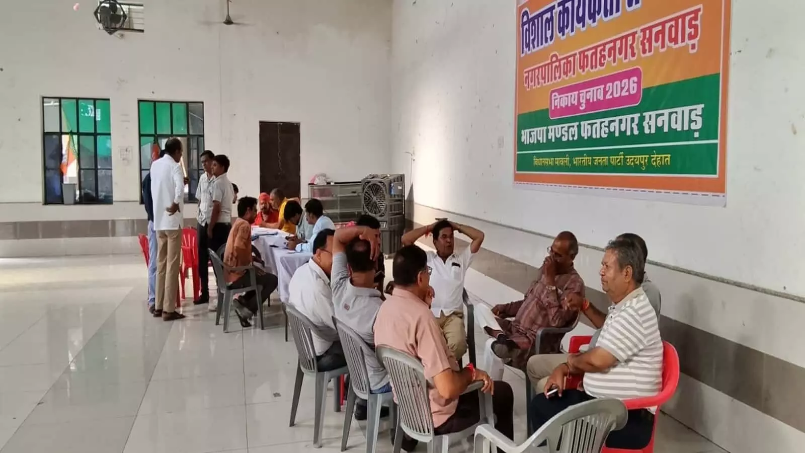 फतहनगर में नगरपालिका चुनाव के नामांकन संदर्भ में भाजपा कार्यालय में बैठे वरिष्ठ नेता और कार्यकर्ता। फतहनगर में नगरपालिका चुनाव के नामांकन संदर्भ में भाजपा कार्यालय में बैठे वरिष्ठ नेता और कार्यकर्ता।