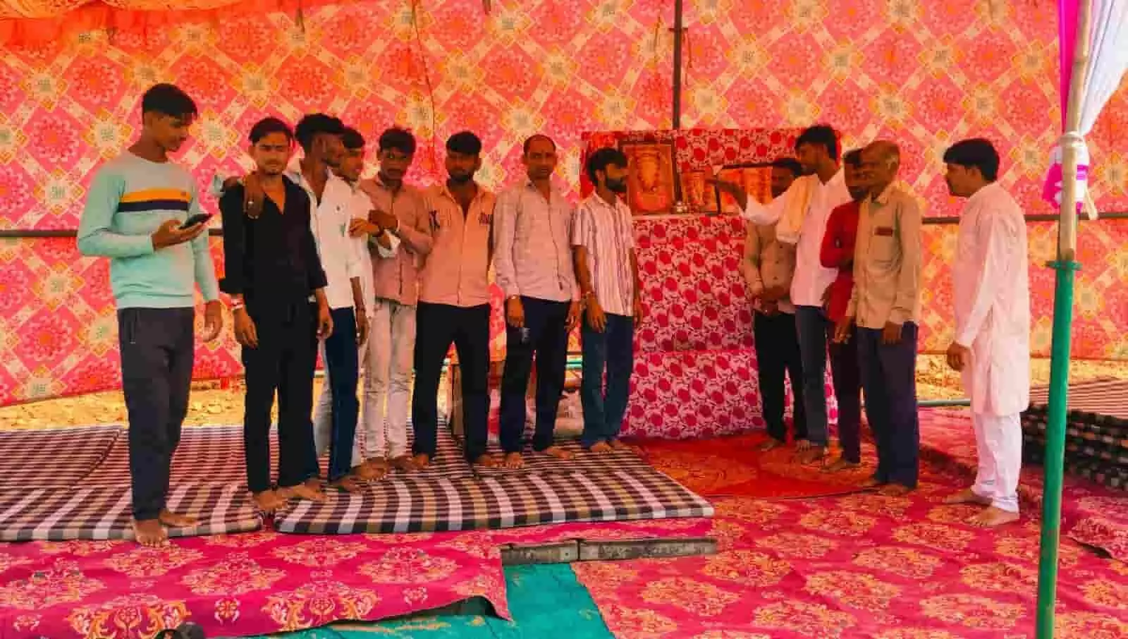 तस्वीर में शिशोलाव गांव के गोलपुर मोड़ पर श्याम प्रेमी आयोजन समिति के सदस्य नजर आ रहे हैं। तस्वीर में शिशोलाव गांव के गोलपुर मोड़ पर श्याम प्रेमी आयोजन समिति के सदस्य नजर आ रहे हैं।