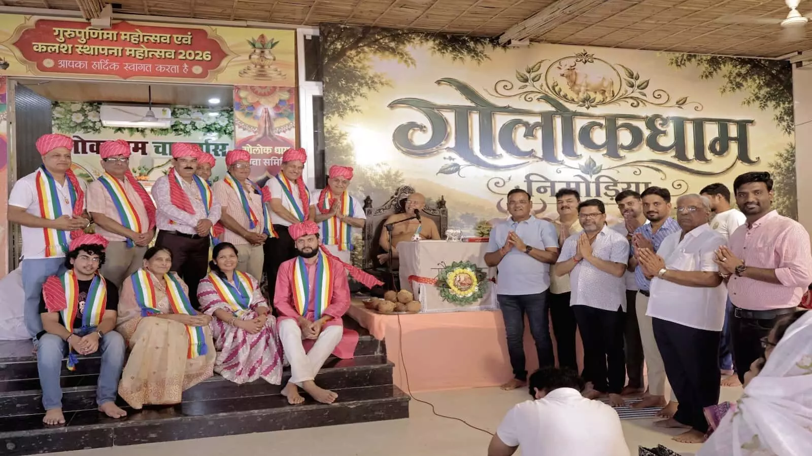 जयपुर के निमोडिया स्थित गोलोक धाम गौशाला परिसर में गायों को चारा खिलाते जैन पत्रकार महासंघ के प्रतिनिधि। जयपुर के निमोडिया स्थित गोलोक धाम गौशाला परिसर में गायों को चारा खिलाते जैन पत्रकार महासंघ के प्रतिनिधि।