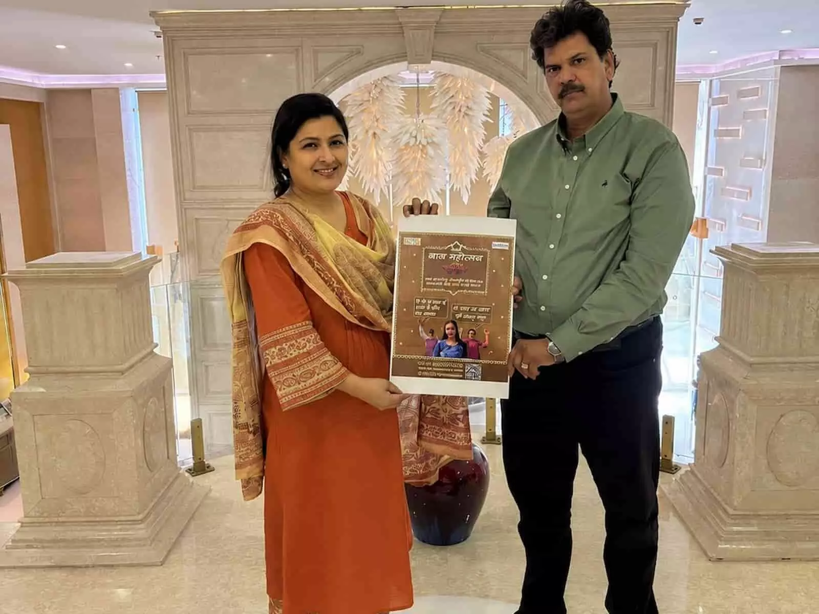 तस्वीर में डॉ. मीना शर्मा और जे. डी. माहेश्वरी जोधपुर बाल महोत्सव का पोस्टर पकड़े हुए हैं। तस्वीर में डॉ. मीना शर्मा और जे. डी. माहेश्वरी जोधपुर बाल महोत्सव का पोस्टर पकड़े हुए हैं।