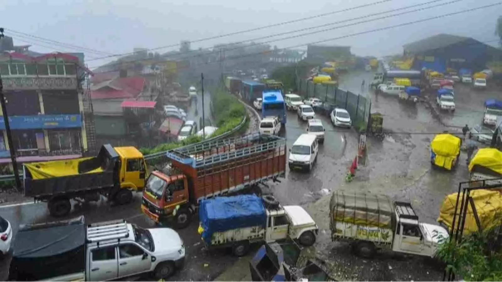 उत्तर भारत में भारी बारिश और खराब मौसम के दौरान पहाड़ी सड़क पर वाहनों की कतार। उत्तर भारत में भारी बारिश और खराब मौसम के दौरान पहाड़ी सड़क पर वाहनों की कतार।
