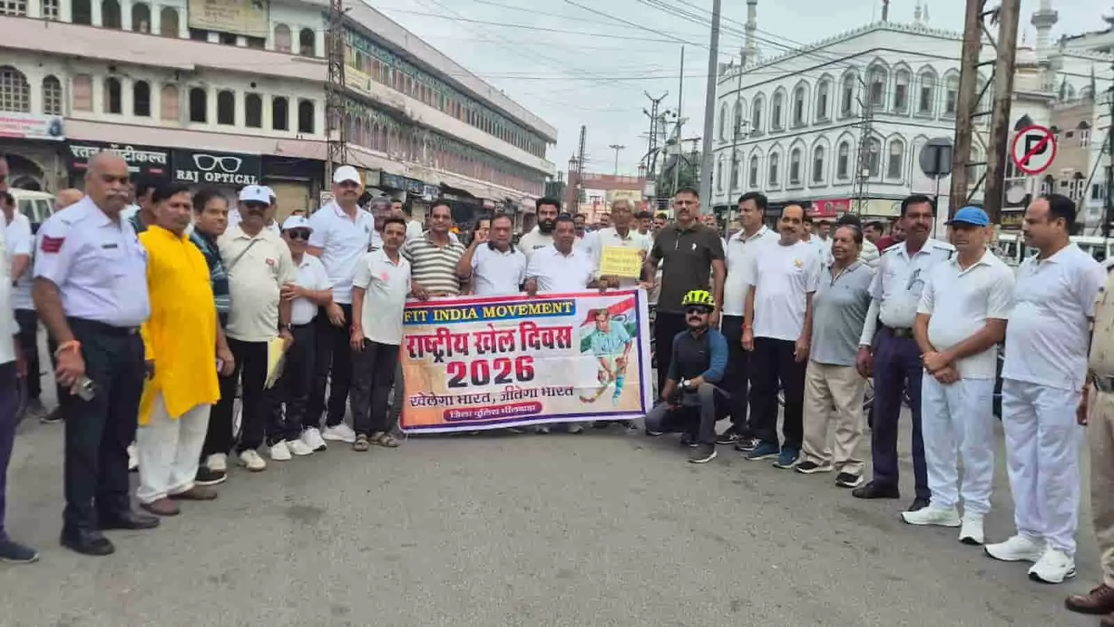 भीलवाड़ा में साइकिल रैली के दौरान बैनर के साथ खड़े पुलिस अधिकारी और नागरिक। भीलवाड़ा में साइकिल रैली के दौरान बैनर के साथ खड़े पुलिस अधिकारी और नागरिक।