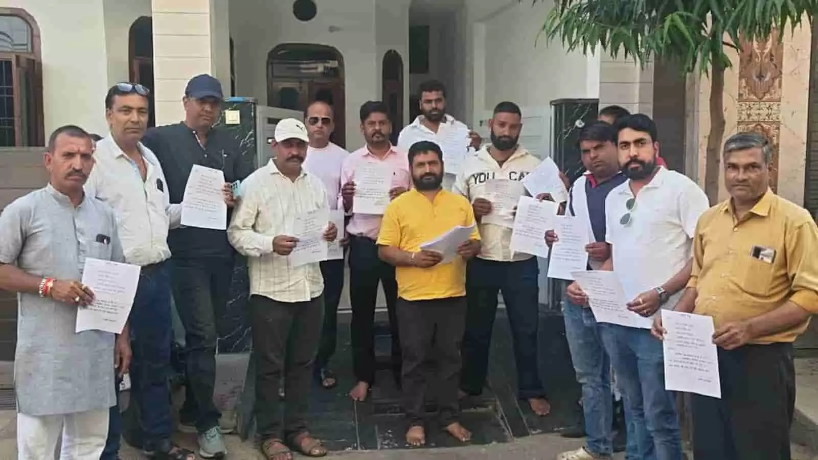 भीलवाड़ा में टिकट वितरण से नाराज भाजपा कार्यकर्ता अपने हाथों में इस्तीफे के पत्र पकड़े खड़े हैं। भीलवाड़ा में टिकट वितरण से नाराज भाजपा कार्यकर्ता अपने हाथों में इस्तीफे के पत्र पकड़े खड़े हैं।