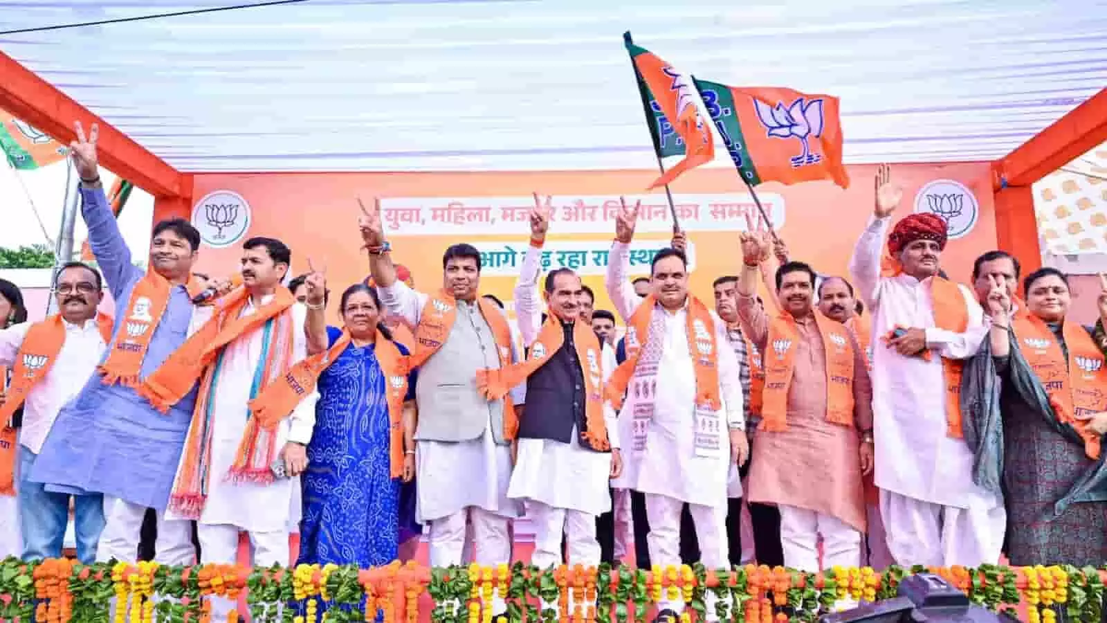 भाजपा नेता जयपुर कार्यालय में विजय रथों को हरी झंडी दिखाते दिखाई दे रहे हैं। भाजपा नेता जयपुर कार्यालय में विजय रथों को हरी झंडी दिखाते दिखाई दे रहे हैं।