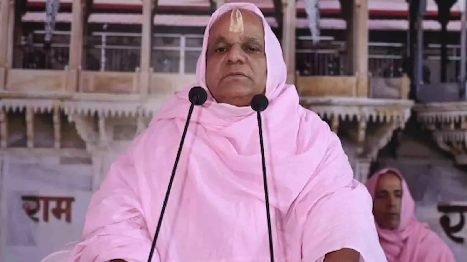 तस्वीर में गुलाबी वस्त्र पहने आचार्य श्रीरामदयालजी महाराज भीलवाड़ा में प्रवचन देते हुए दिख रहे हैं। तस्वीर में गुलाबी वस्त्र पहने आचार्य श्रीरामदयालजी महाराज भीलवाड़ा में प्रवचन देते हुए दिख रहे हैं।