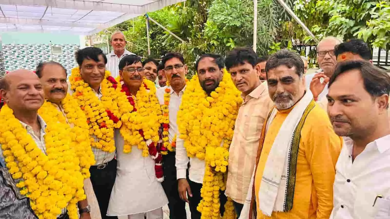 महावीर नगर कोटा में जीत के बाद फूलों की माला पहने ओमप्रकाश टंकांरिया और उनके समर्थक। महावीर नगर कोटा में जीत के बाद फूलों की माला पहने ओमप्रकाश टंकांरिया और उनके समर्थक।