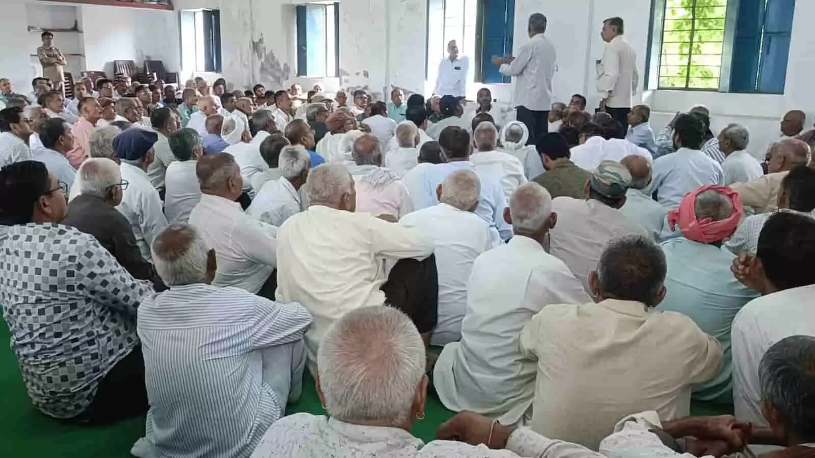 खेरवाड़ा में महापंचायत के दौरान बैठक में शामिल होकर चर्चा करते हुए पटेल समाज के लोग। खेरवाड़ा में महापंचायत के दौरान बैठक में शामिल होकर चर्चा करते हुए पटेल समाज के लोग।