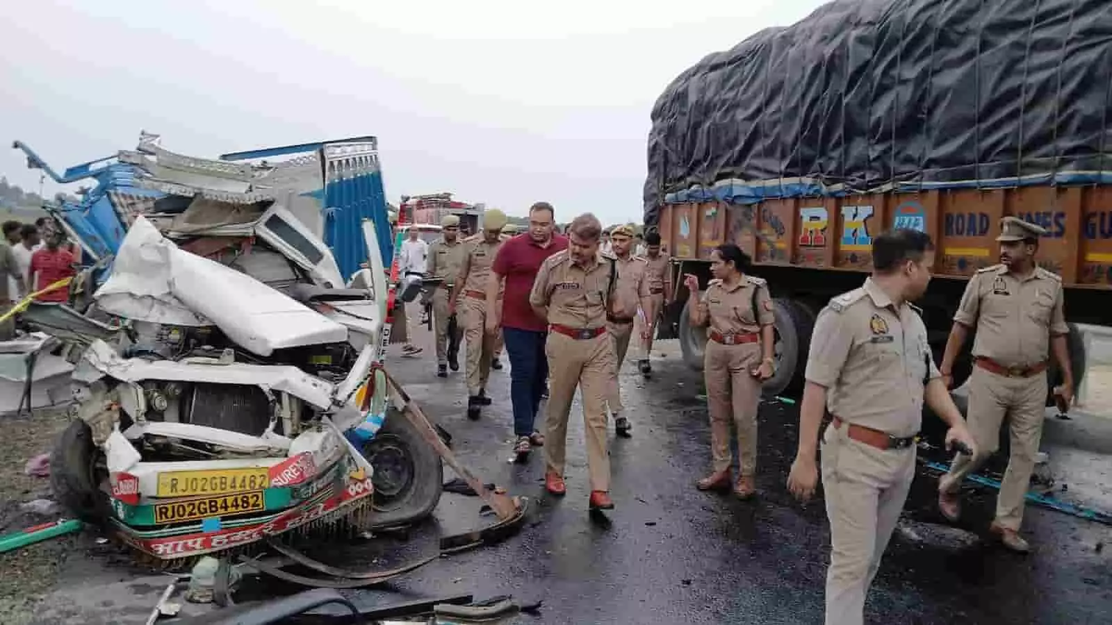 कासगंज सड़क हादसे के बाद मोहनपुरा हाईवे पर क्षतिग्रस्त मैक्स पिकअप और ट्रक के पास मौजूद पुलिसकर्मी। कासगंज सड़क हादसे के बाद मोहनपुरा हाईवे पर क्षतिग्रस्त मैक्स पिकअप और ट्रक के पास मौजूद पुलिसकर्मी।