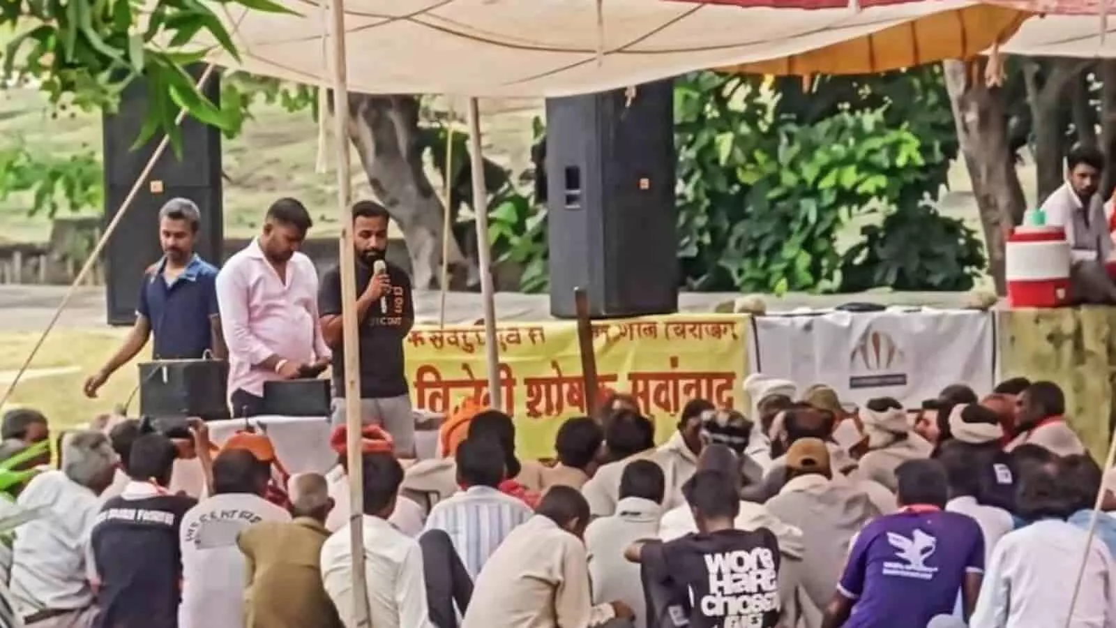 तस्वीर में खेरवाडा के स्कूल मैदान में आयोजित मजदूर समाज की सभा का दृश्य दिख रहा है। तस्वीर में खेरवाडा के स्कूल मैदान में आयोजित मजदूर समाज की सभा का दृश्य दिख रहा है।