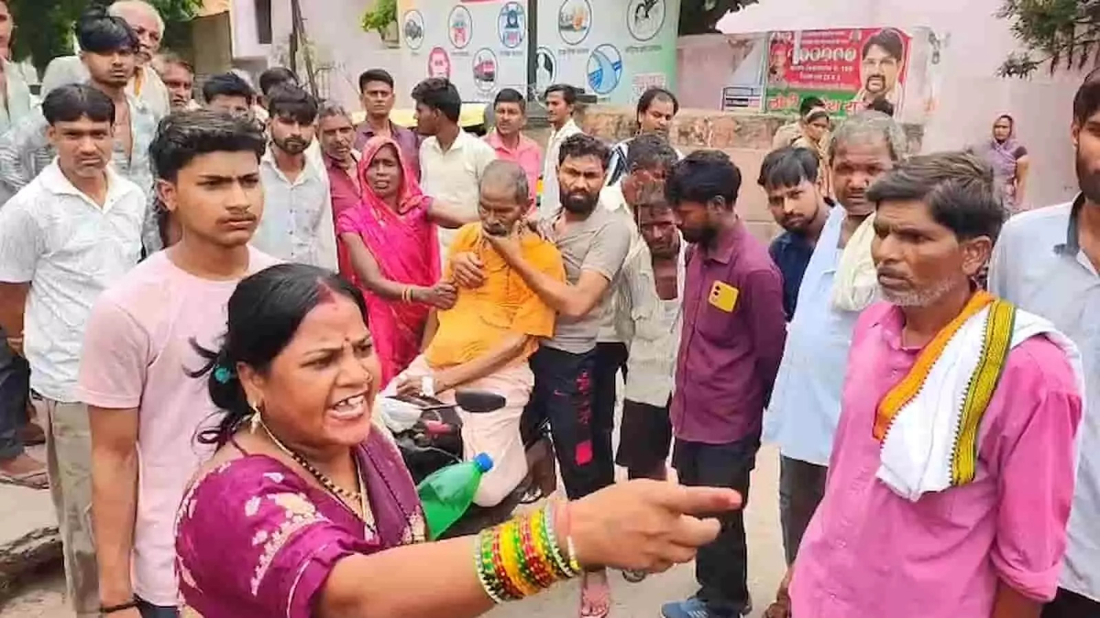 एटा मेडिकल कॉलेज के बाहर डॉक्टर पर लापरवाही का आरोप लगाते हुए हंगामा करते परिजन और भीड़।