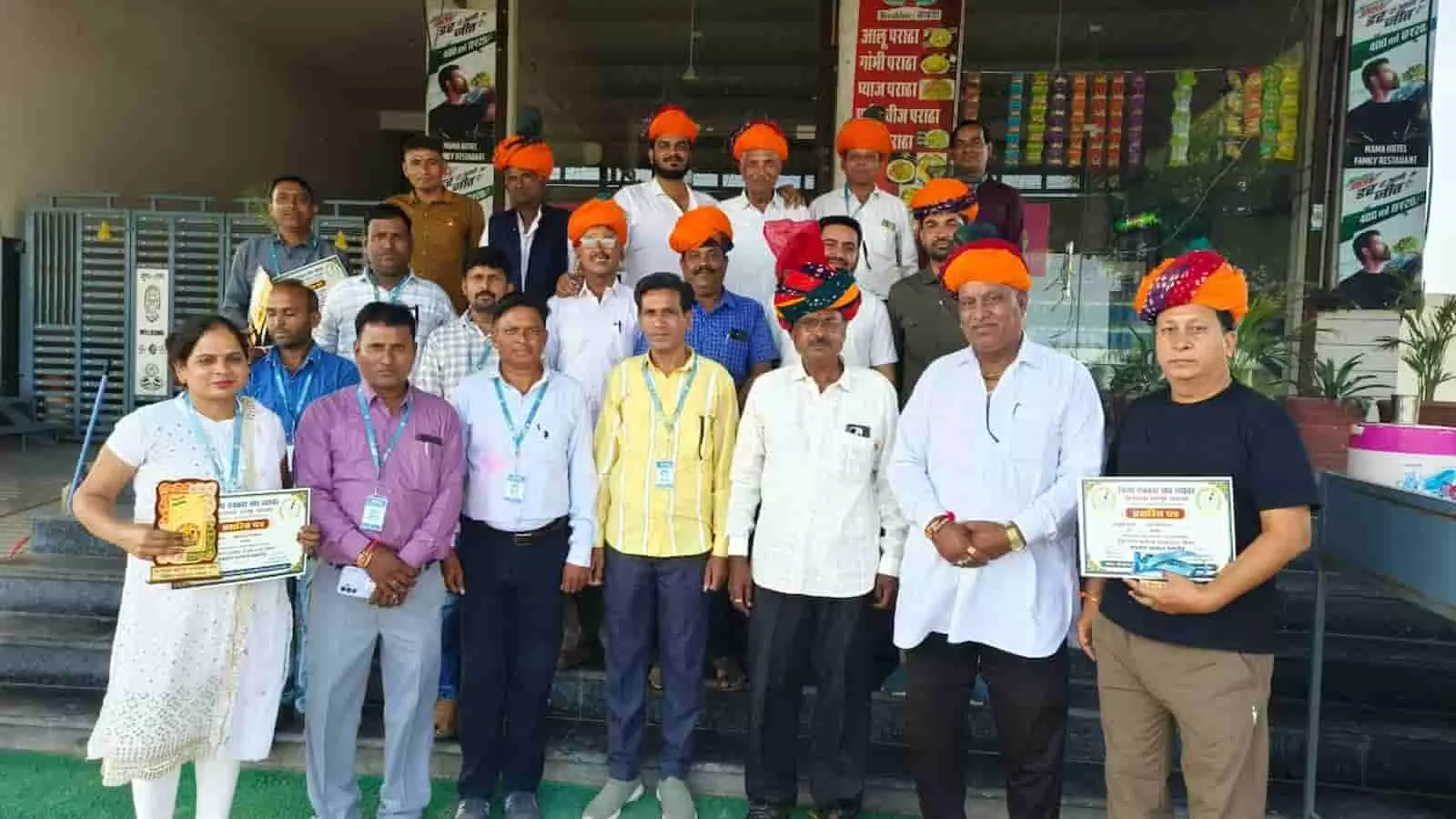 रायपुर के बर ग्राम में आयोजित पत्रकार संघ के सम्मान समारोह में उपस्थित लोग। रायपुर के बर ग्राम में आयोजित पत्रकार संघ के सम्मान समारोह में उपस्थित लोग।