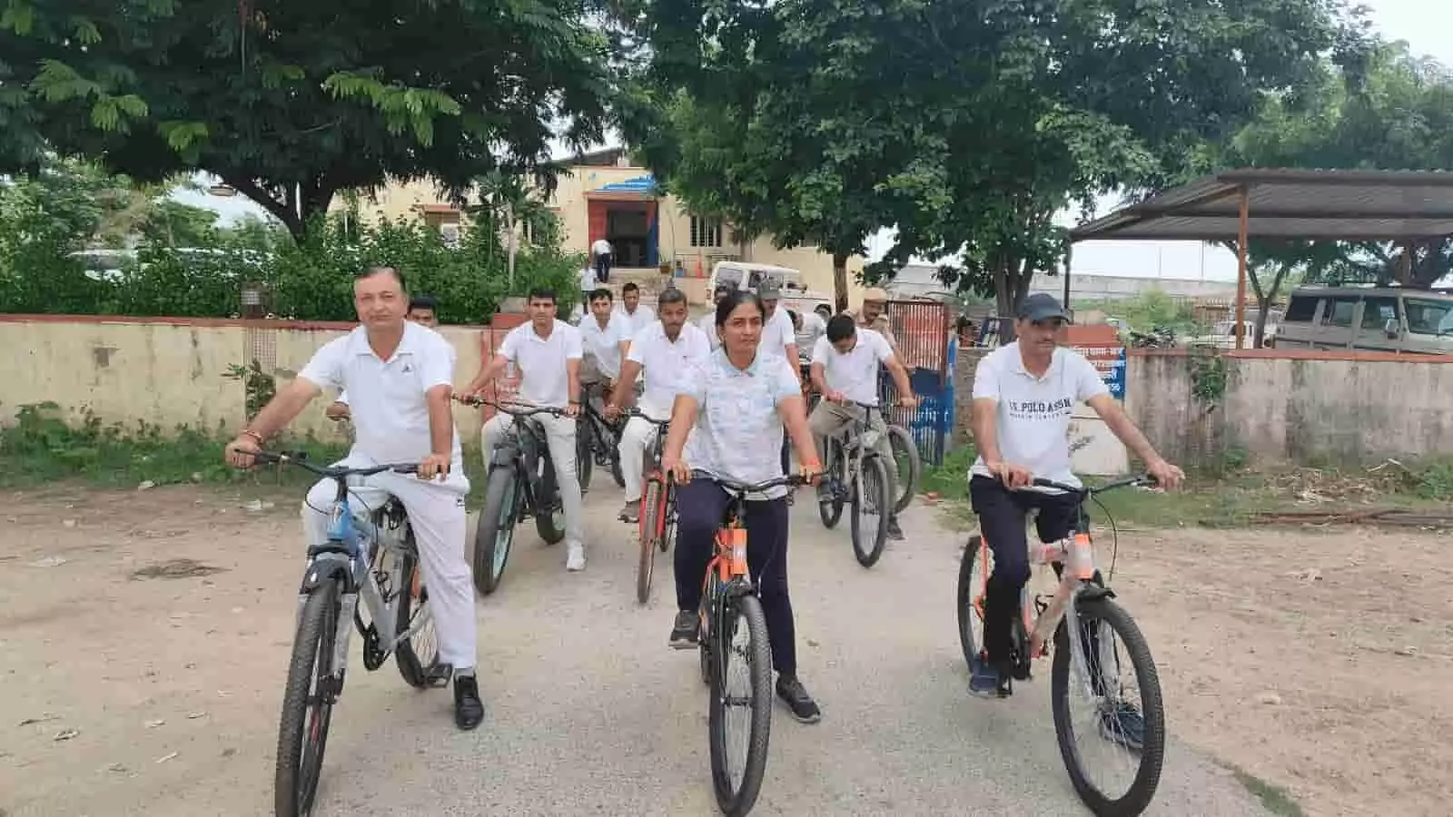 तस्वीर में पुलिस अधिकारी और जवान बर क्षेत्र में साइकिल चलाते नजर आ रहे हैं। तस्वीर में पुलिस अधिकारी और जवान बर क्षेत्र में साइकिल चलाते नजर आ रहे हैं।