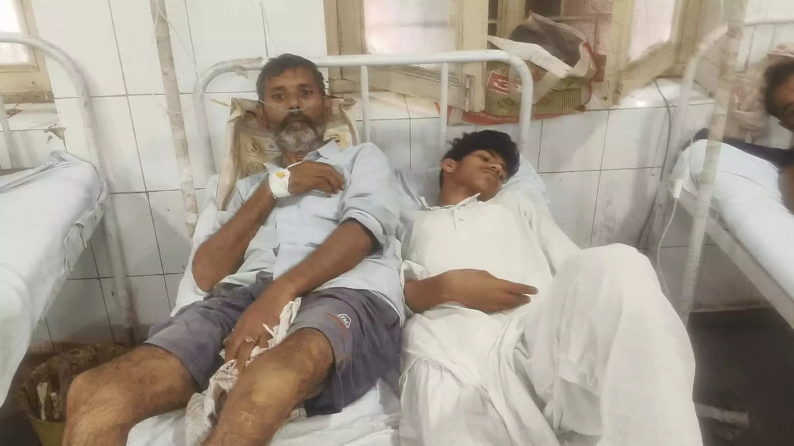 तस्वीर में बयाना के उपजिला अस्पताल के वार्ड में बेड पर लेटे हुए मरीज दिख रहे हैं। तस्वीर में बयाना के उपजिला अस्पताल के वार्ड में बेड पर लेटे हुए मरीज दिख रहे हैं।