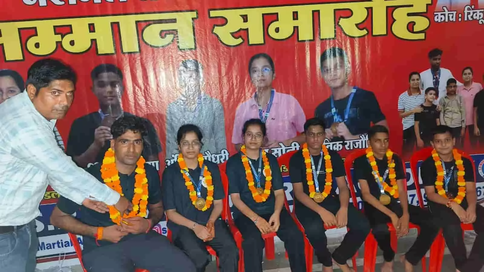 तस्वीर में जयपुर में सम्मानित होने वाले बयाना के थांग-ता पदक विजेता खिलाड़ी नजर आ रहे हैं। तस्वीर में जयपुर में सम्मानित होने वाले बयाना के थांग-ता पदक विजेता खिलाड़ी नजर आ रहे हैं।