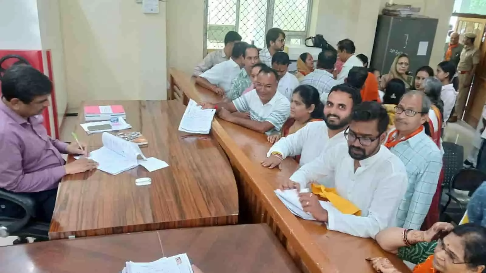 प्रतापगढ़ के आरओ कार्यालय में निकाय चुनाव के नामांकन के लिए कतार में खड़े प्रत्याशी और समर्थक। प्रतापगढ़ के आरओ कार्यालय में निकाय चुनाव के नामांकन के लिए कतार में खड़े प्रत्याशी और समर्थक।