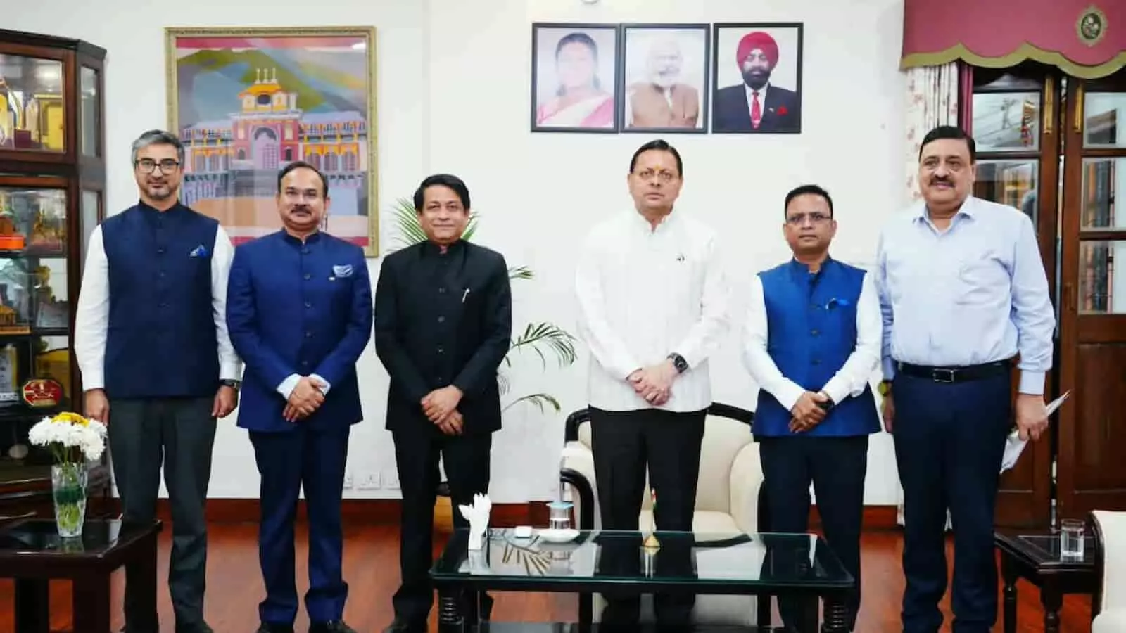 मुख्यमंत्री पुष्कर सिंह धामी और भारतीय राजदूत मुख्यमंत्री आवास पर बैठक के दौरान खड़े दिखाई दे रहे हैं। मुख्यमंत्री पुष्कर सिंह धामी और भारतीय राजदूत मुख्यमंत्री आवास पर बैठक के दौरान खड़े दिखाई दे रहे हैं।