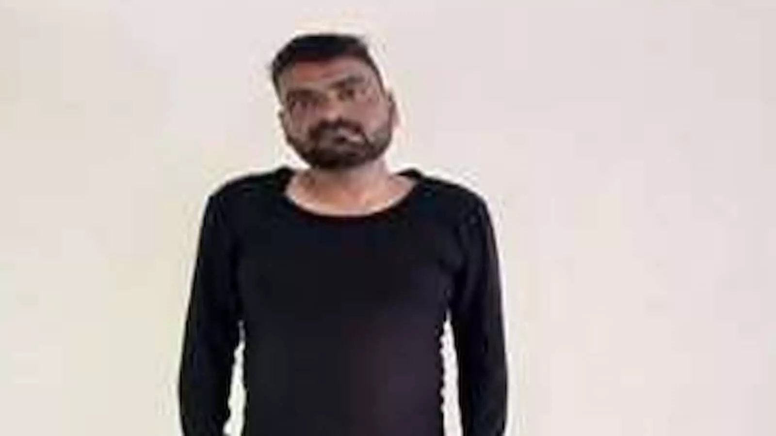 तस्वीर में काले रंग की शर्ट पहने एक व्यक्ति सवाई माधोपुर में खड़े हुए दिखाई दे रहा है। तस्वीर में काले रंग की शर्ट पहने एक व्यक्ति सवाई माधोपुर में खड़े हुए दिखाई दे रहा है।