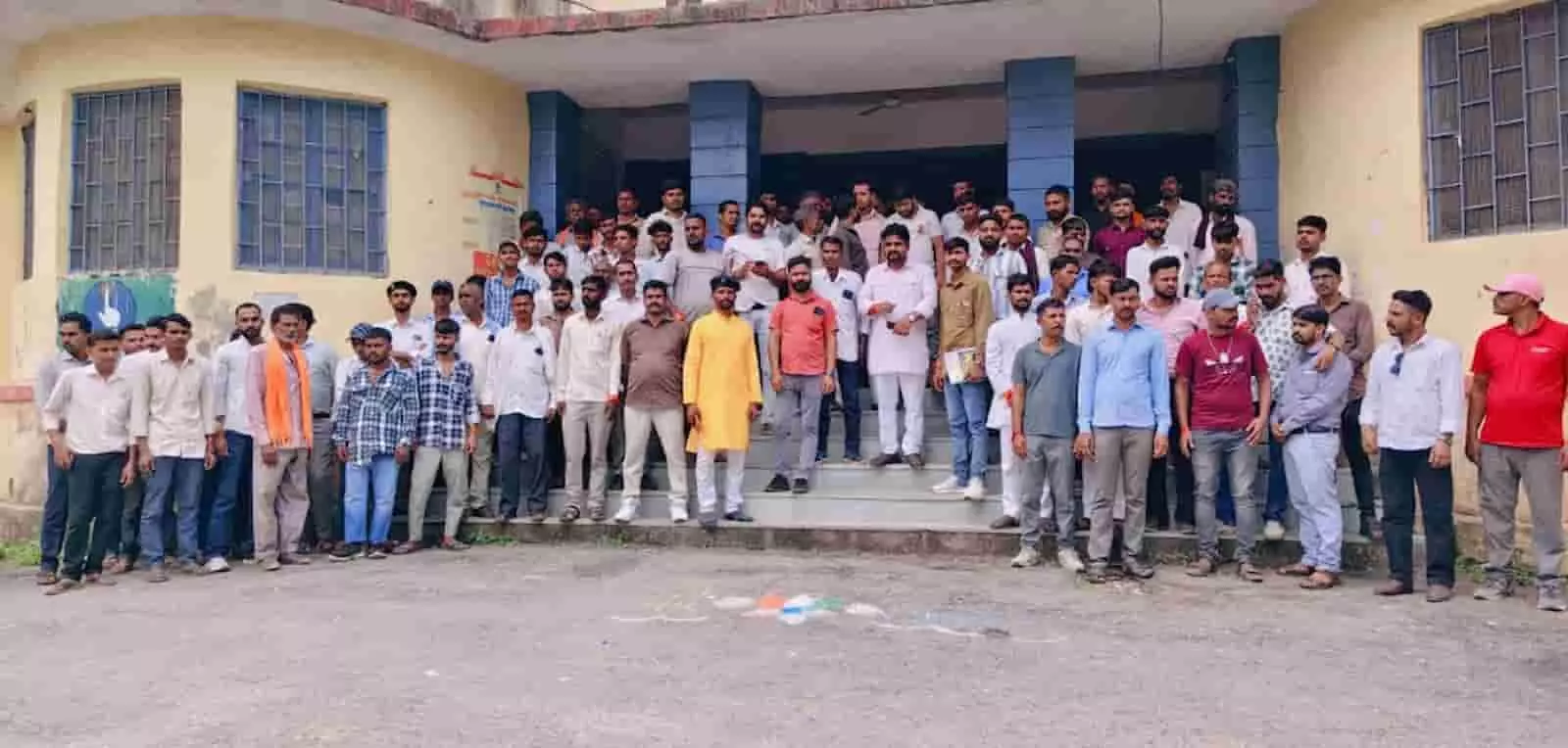 तस्वीर में झाड़ोल एसडीएम कार्यालय के बाहर खड़े करणी सेना के कार्यकर्ता और पदाधिकारी दिख रहे हैं। तस्वीर में झाड़ोल एसडीएम कार्यालय के बाहर खड़े करणी सेना के कार्यकर्ता और पदाधिकारी दिख रहे हैं।
