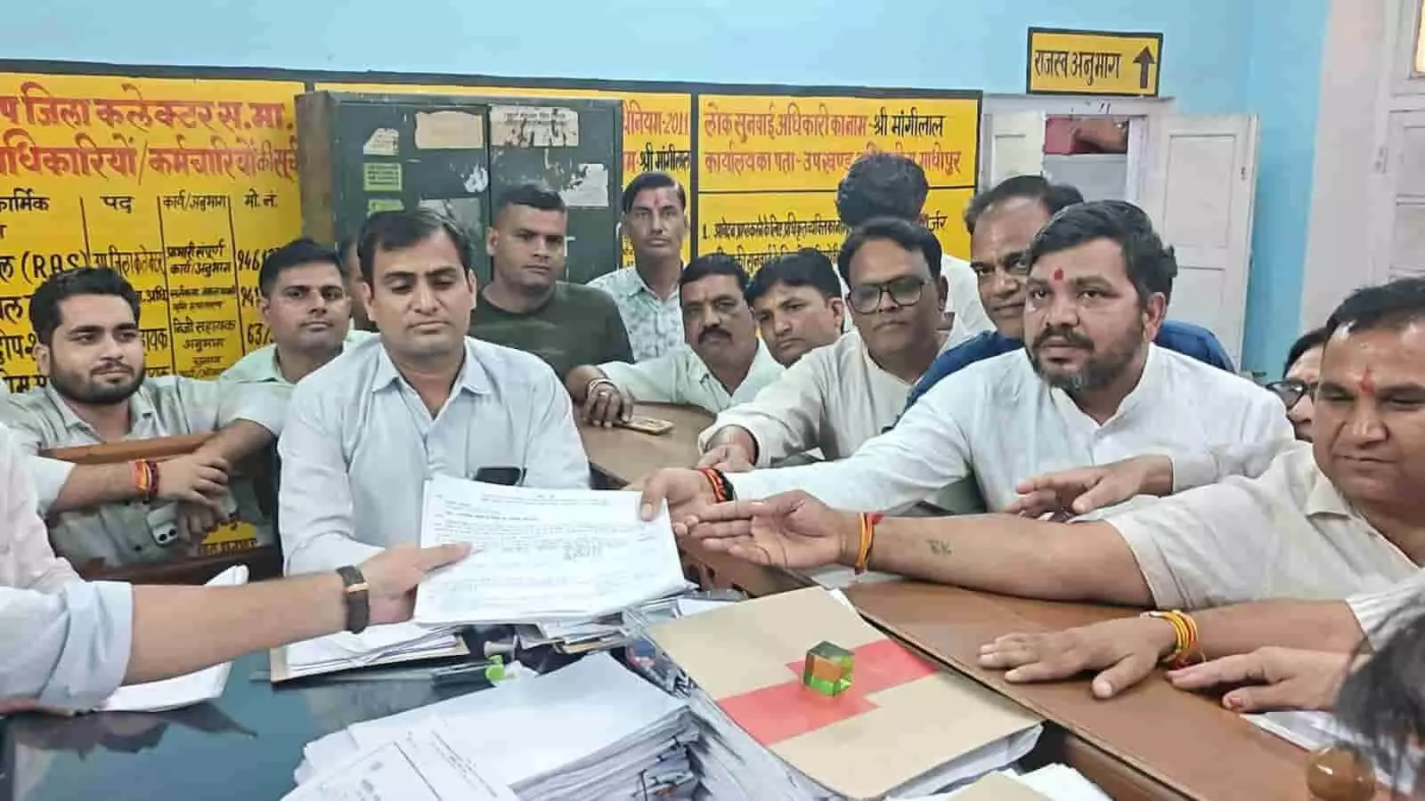 तस्वीर में सवाई माधोपुर कार्यालय में निर्वाचन अधिकारी के समक्ष दस्तावेज जमा कराते भाजपा नेता दिख रहे हैं। तस्वीर में सवाई माधोपुर कार्यालय में निर्वाचन अधिकारी के समक्ष दस्तावेज जमा कराते भाजपा नेता दिख रहे हैं।