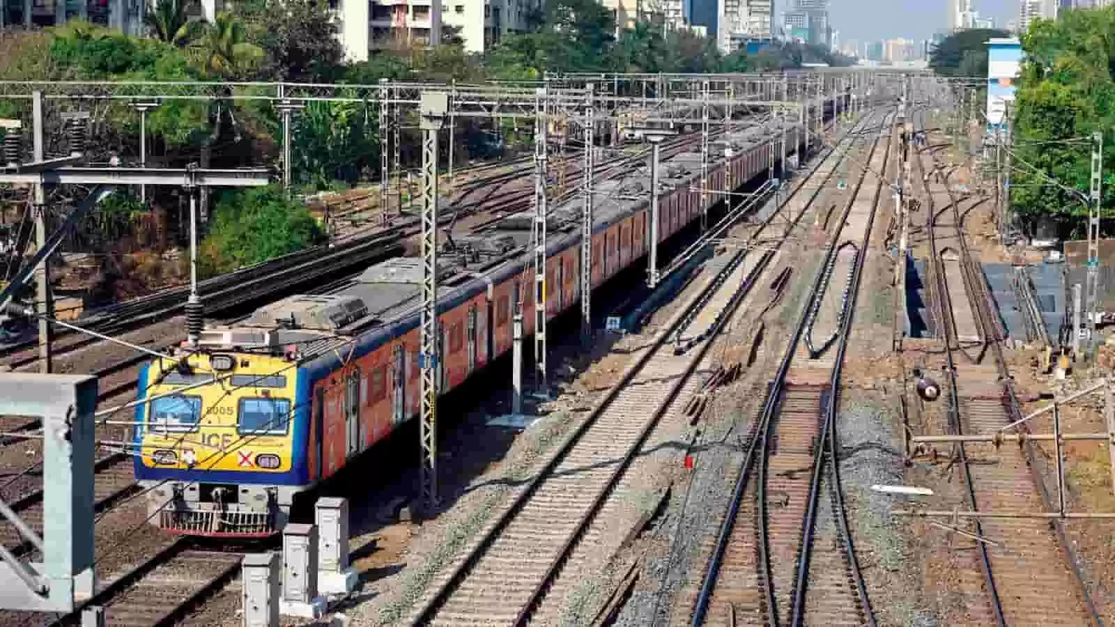 तस्वीर में मुंबई के रेलवे ट्रैक पर लोकल ट्रेन पटरियों पर चलती हुई नजर आ रही है। तस्वीर में मुंबई के रेलवे ट्रैक पर लोकल ट्रेन पटरियों पर चलती हुई नजर आ रही है।