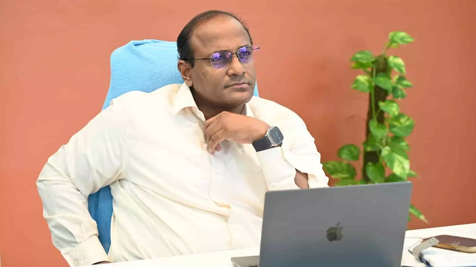 तस्वीर में मुख्य निर्वाचन अधिकारी कार्यालय में बैठक करते हुए नजर आ रहे हैं। तस्वीर में मुख्य निर्वाचन अधिकारी कार्यालय में बैठक करते हुए नजर आ रहे हैं।
