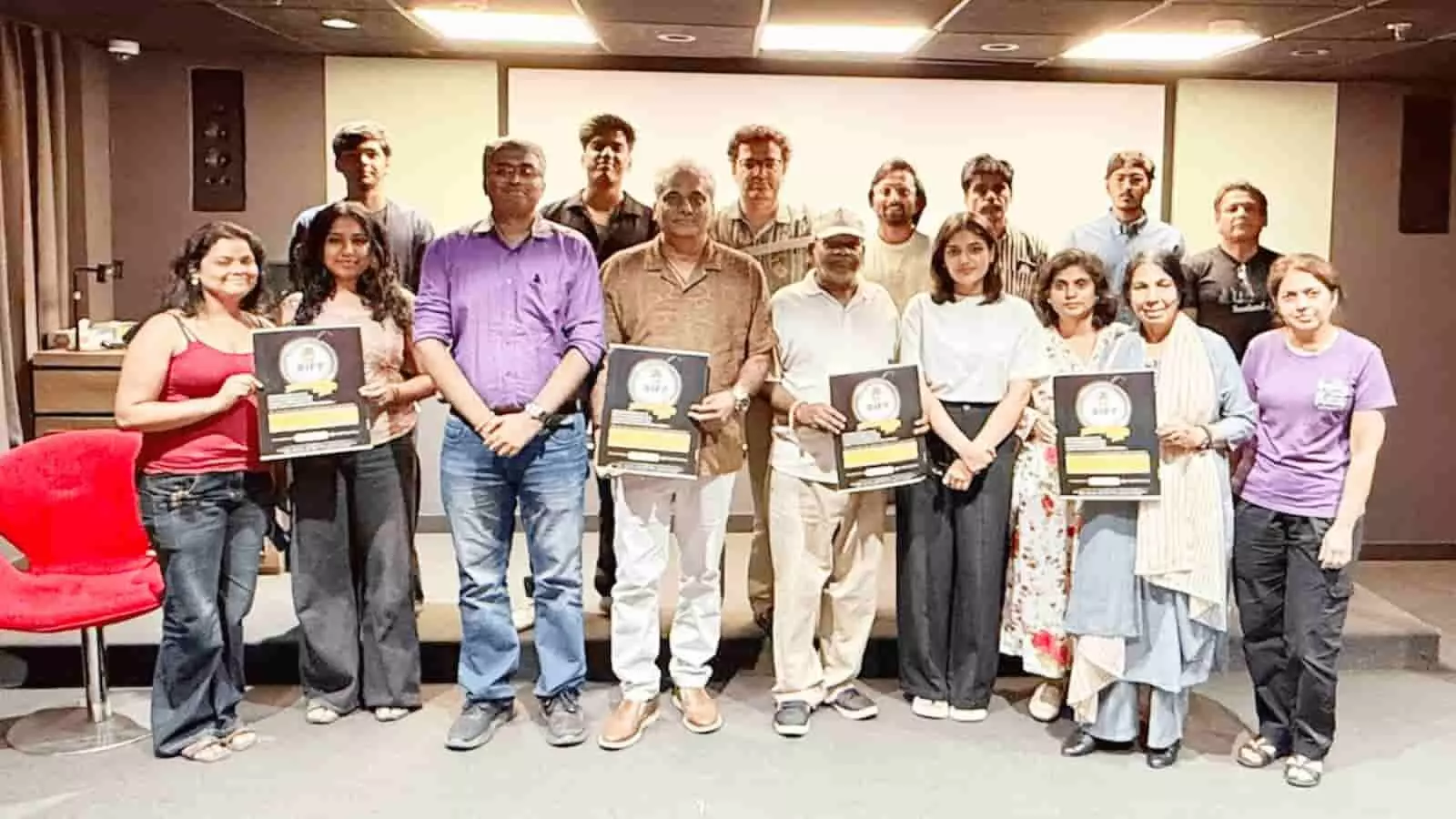 तस्वीर में एसआरएनजी ऑडिटोरियम के भीतर रिफ फिल्म क्लब की स्क्रीनिंग के दौरान खड़े लोग नजर आ रहे हैं। तस्वीर में एसआरएनजी ऑडिटोरियम के भीतर रिफ फिल्म क्लब की स्क्रीनिंग के दौरान खड़े लोग नजर आ रहे हैं।