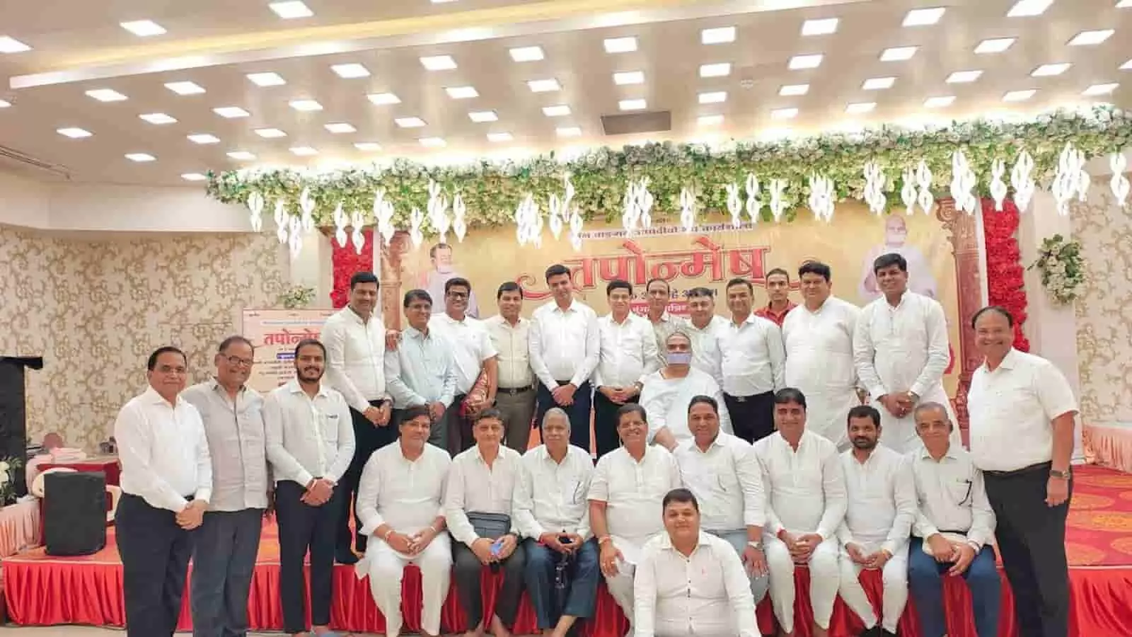 तस्वीर में ठाणे की कार्यशाला में मुनिश्री के साथ सफेद वस्त्रों में नजर आ रहे गणमान्य लोग। तस्वीर में ठाणे की कार्यशाला में मुनिश्री के साथ सफेद वस्त्रों में नजर आ रहे गणमान्य लोग।
