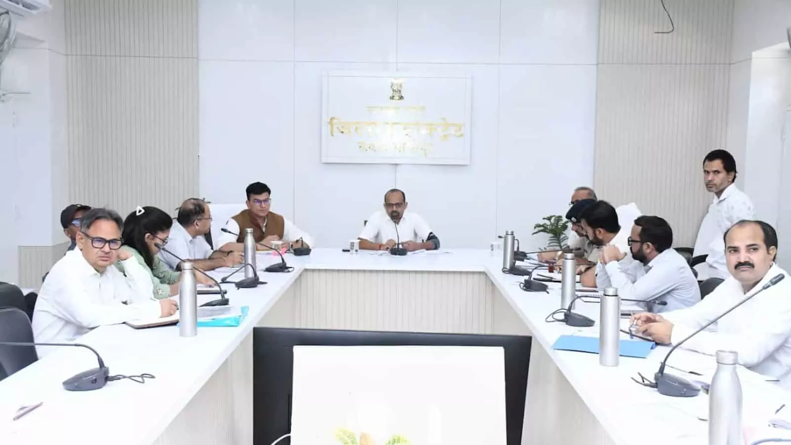 कलक्ट्रेट सभागार में जिला कलक्टर काना राम की अध्यक्षता में साप्ताहिक समीक्षा बैठक जारी है। कलक्ट्रेट सभागार में जिला कलक्टर काना राम की अध्यक्षता में साप्ताहिक समीक्षा बैठक जारी है।