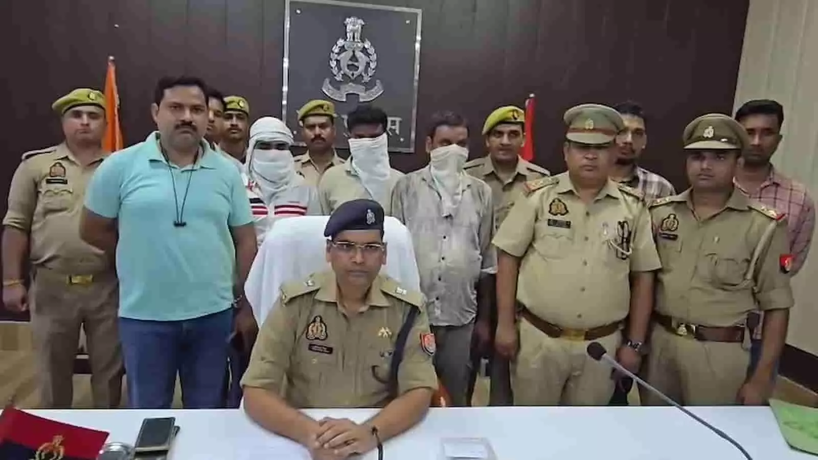 तस्वीर में पुलिसकर्मी और गिरफ्तार आरोपी एटा के थाने में खड़े दिखाई दे रहे हैं। तस्वीर में पुलिसकर्मी और गिरफ्तार आरोपी एटा के थाने में खड़े दिखाई दे रहे हैं।