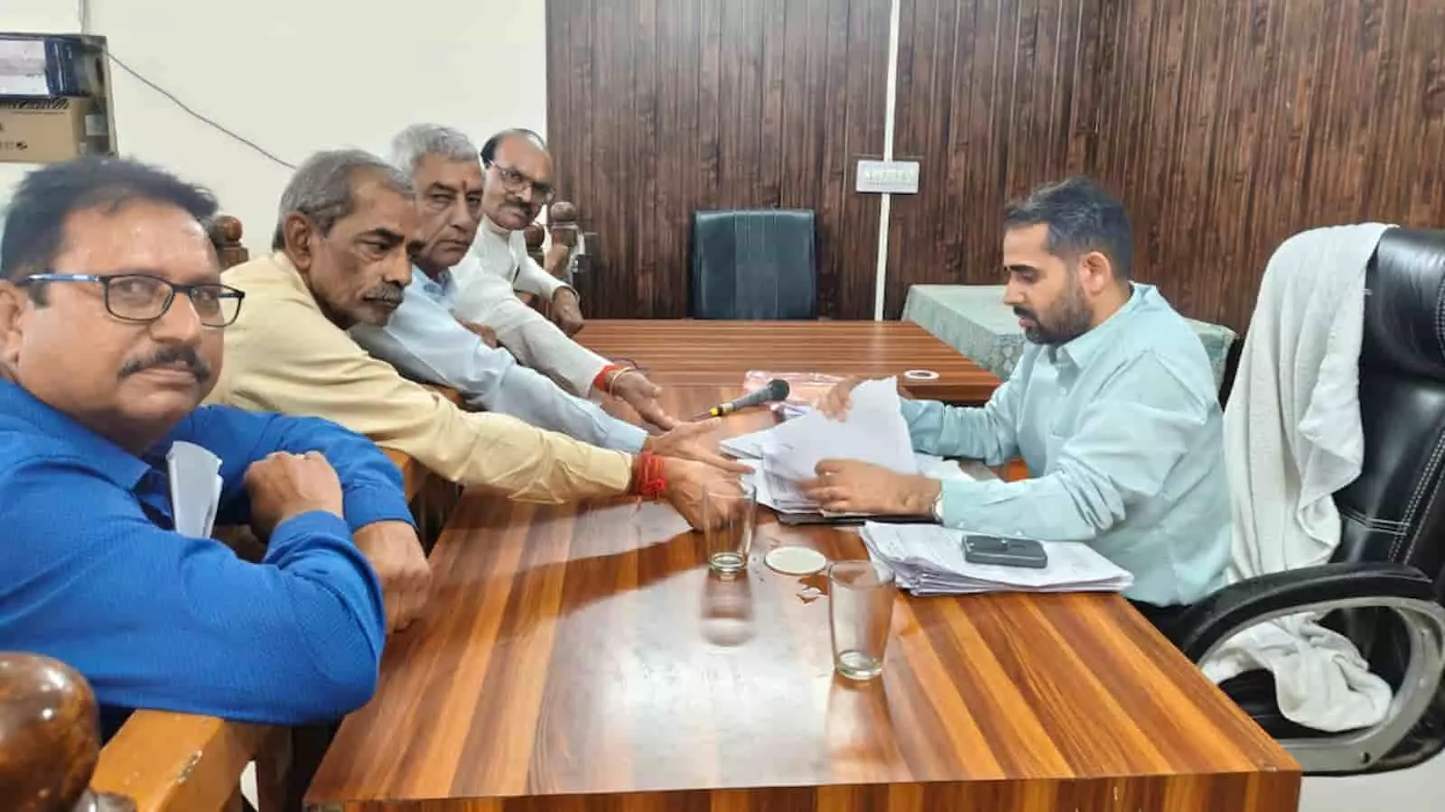तस्वीर में भाजपा नेता बारां नगर परिषद चुनाव के लिए रिटर्निंग अधिकारी को दस्तावेज सौंपते दिख रहे हैं। तस्वीर में भाजपा नेता बारां नगर परिषद चुनाव के लिए रिटर्निंग अधिकारी को दस्तावेज सौंपते दिख रहे हैं।
