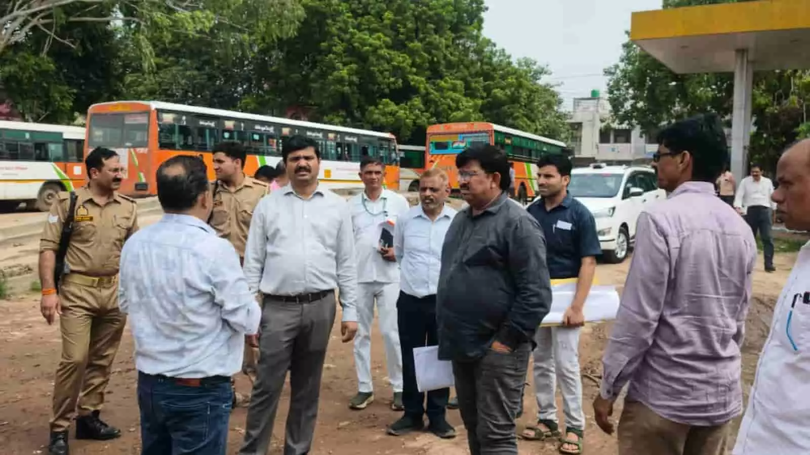 एटा में रोडवेज वर्कशॉप परिसर के पास निर्माणाधीन सैटेलाइट बस स्टेशन का निरीक्षण करते जिलाधिकारी और अधिकारी। एटा में रोडवेज वर्कशॉप परिसर के पास निर्माणाधीन सैटेलाइट बस स्टेशन का निरीक्षण करते जिलाधिकारी और अधिकारी।
