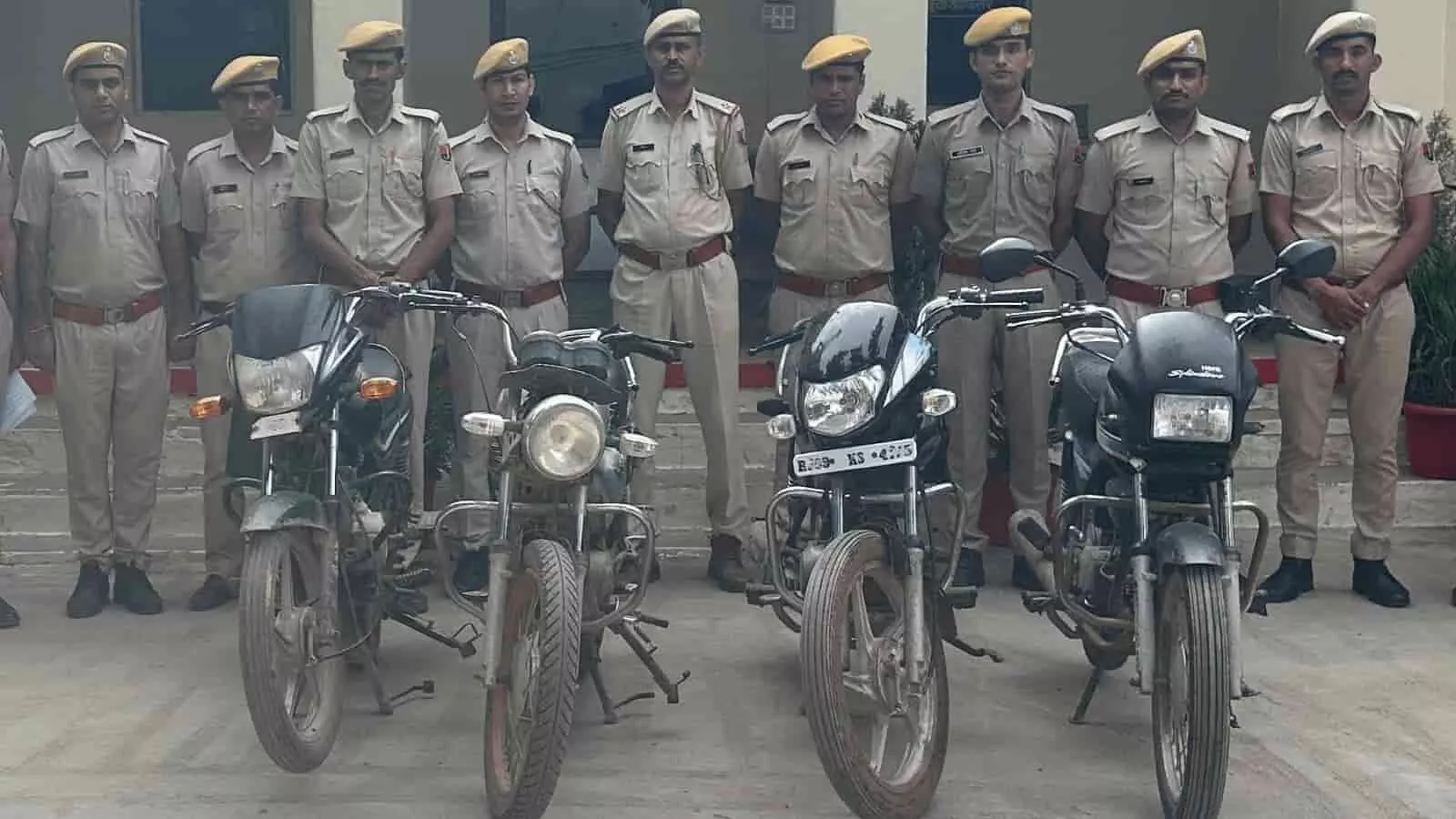 तस्वीर में पुलिसकर्मी बरामद की गई चार मोटरसाइकिलों के साथ थाना परिसर में खड़े हैं। तस्वीर में पुलिसकर्मी बरामद की गई चार मोटरसाइकिलों के साथ थाना परिसर में खड़े हैं।