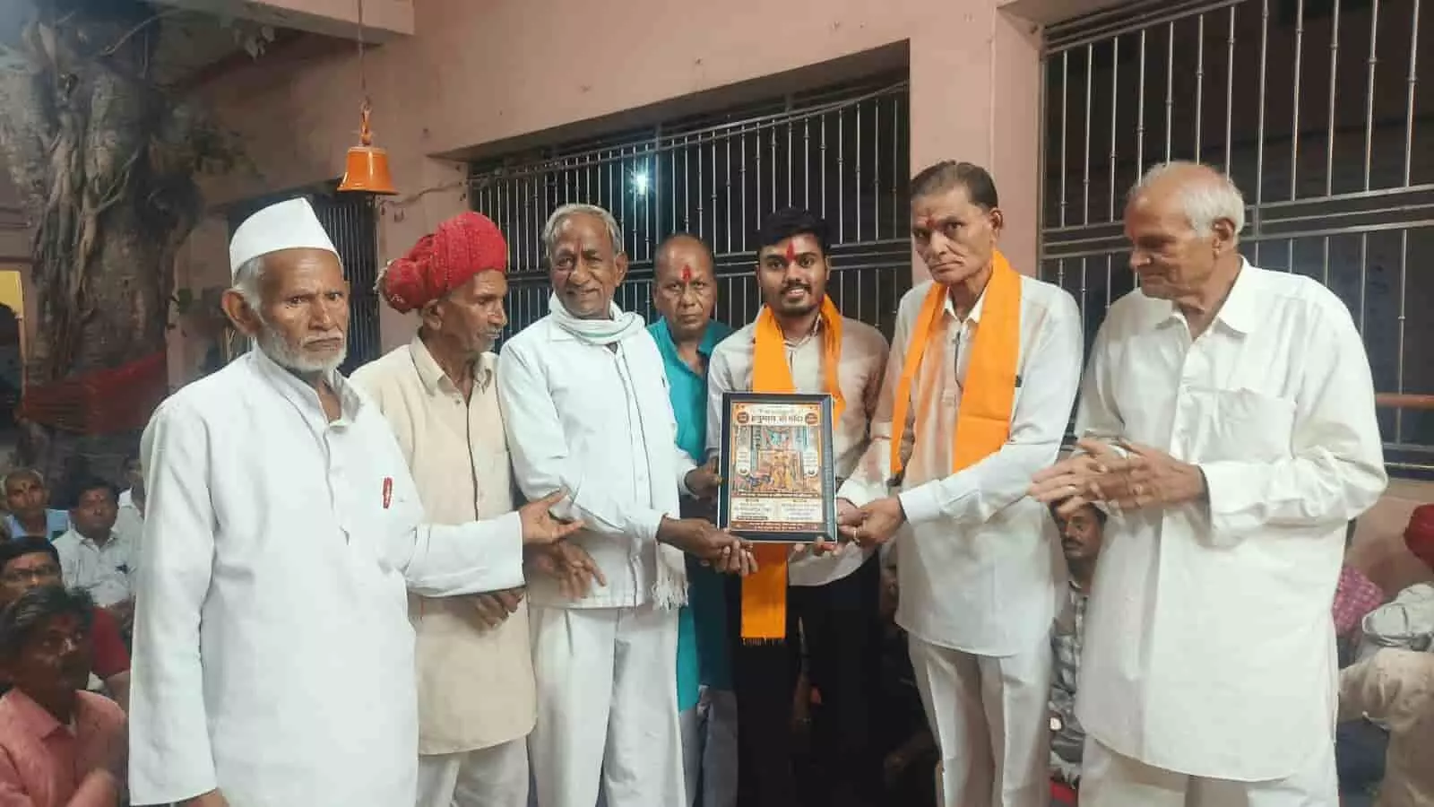 तस्वीर में निकुंभ के मंदिर में श्रद्धालुओं का सम्मान करते हुए ग्रामीण नजर आ रहे हैं। तस्वीर में निकुंभ के मंदिर में श्रद्धालुओं का सम्मान करते हुए ग्रामीण नजर आ रहे हैं।