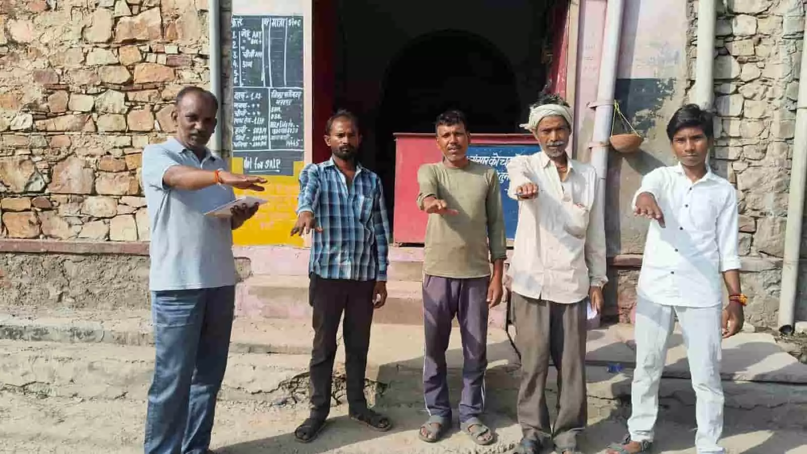 भुसावर में मतदान जागरूकता की शपथ लेते हुए ग्रामीण और राशन विक्रेता। भुसावर में मतदान जागरूकता की शपथ लेते हुए ग्रामीण और राशन विक्रेता।