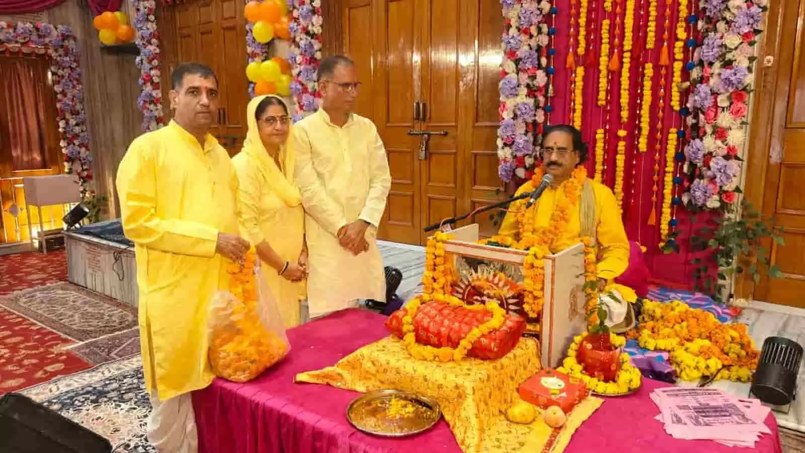 तस्वीर में आदर्श नगर के श्री राम मंदिर में कथा व्यास और श्रद्धालु दिख रहे हैं। तस्वीर में आदर्श नगर के श्री राम मंदिर में कथा व्यास और श्रद्धालु दिख रहे हैं।